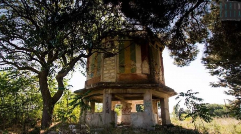 Bizzarra e colorata: è "la giostra", costruzione del 1930 che giace nell'agro di Acquaviva